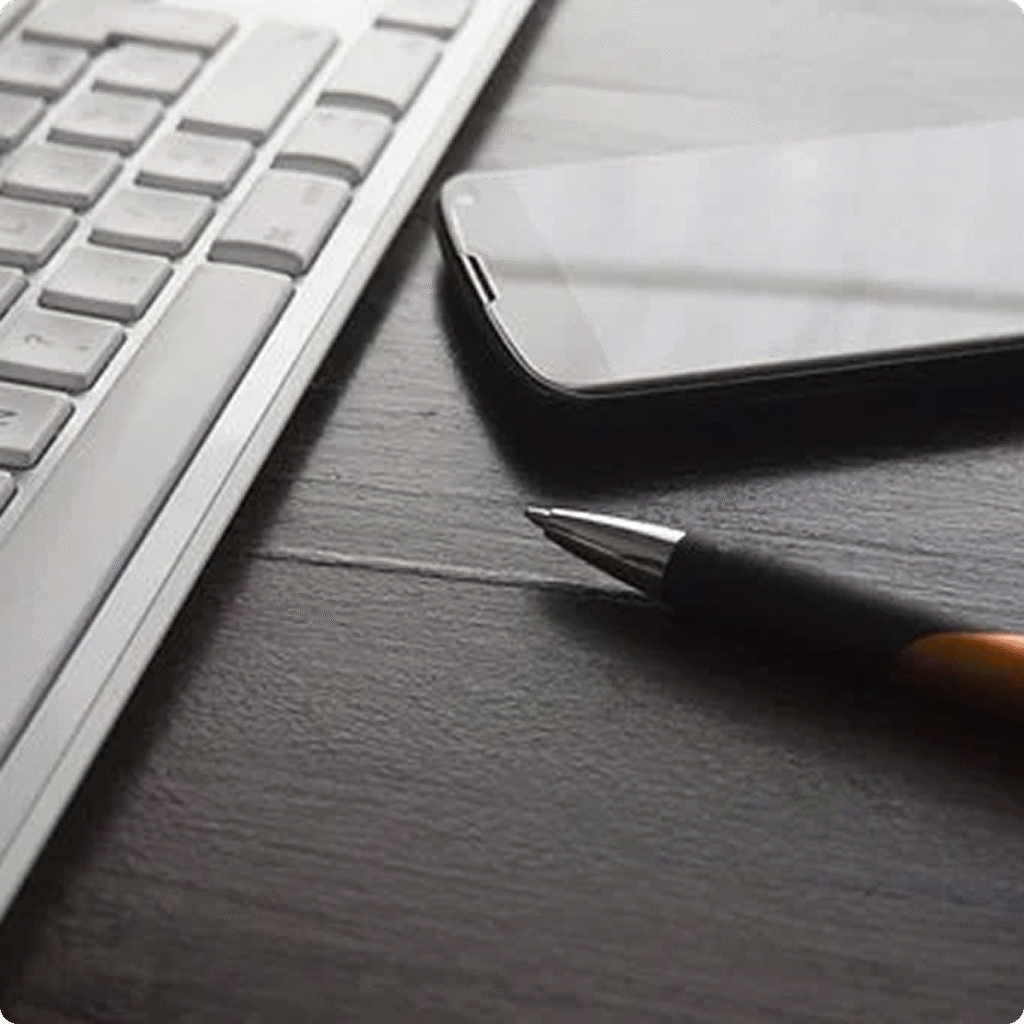 Bureau et stylo sur un téléphone