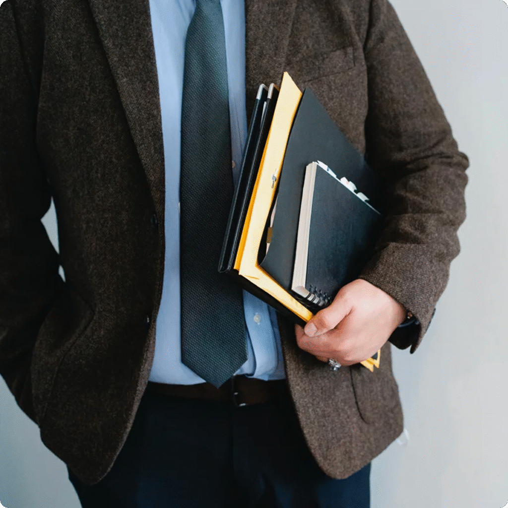 Homme en costard qui tient des dossiers