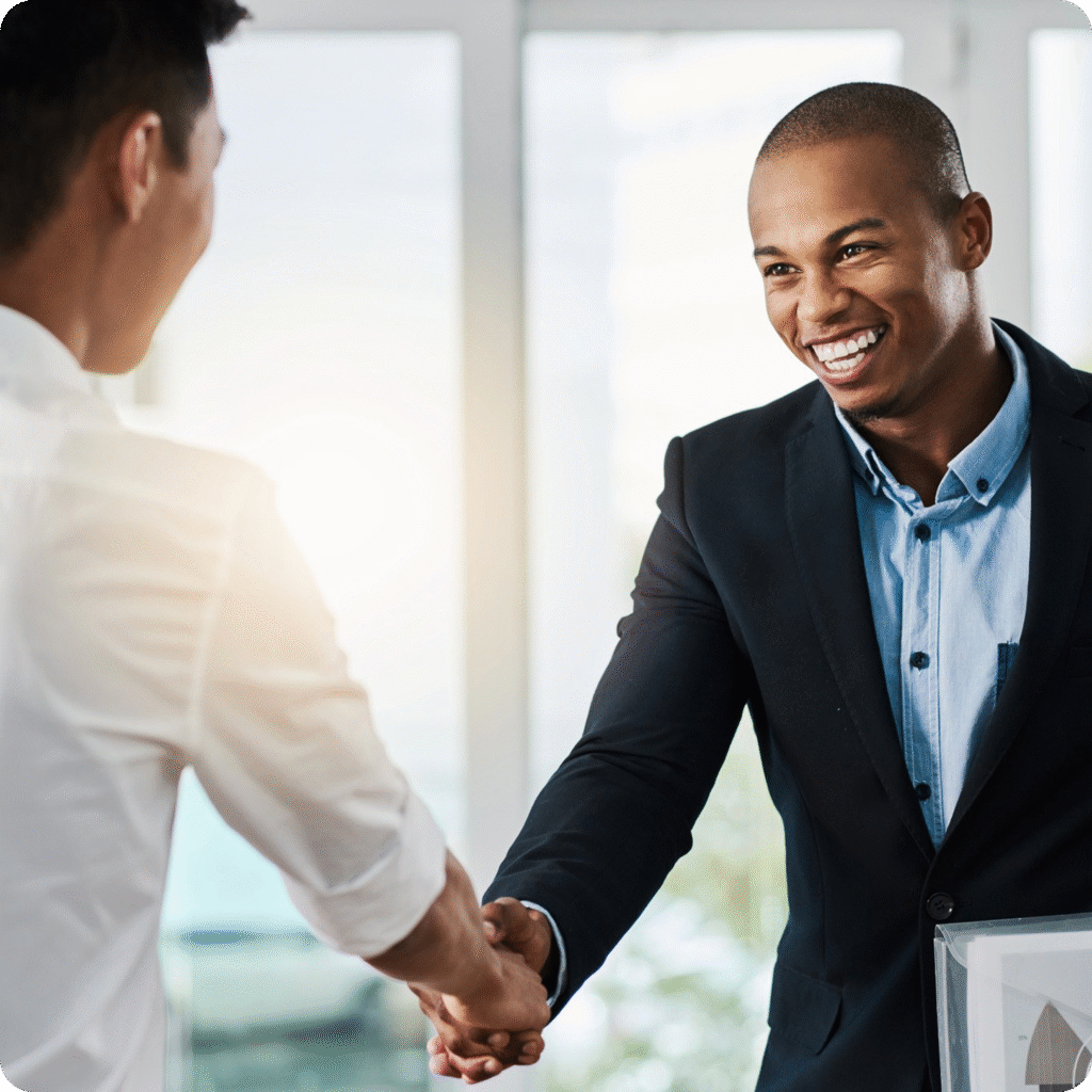 Poigne de mains entre businessmen